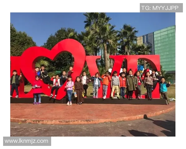 在街头邂逅足球传奇老人的温暖瞬间与人生感悟